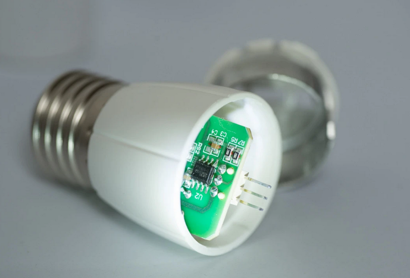 不同品牌智能灯泡在居家环境中的实际应用场景图