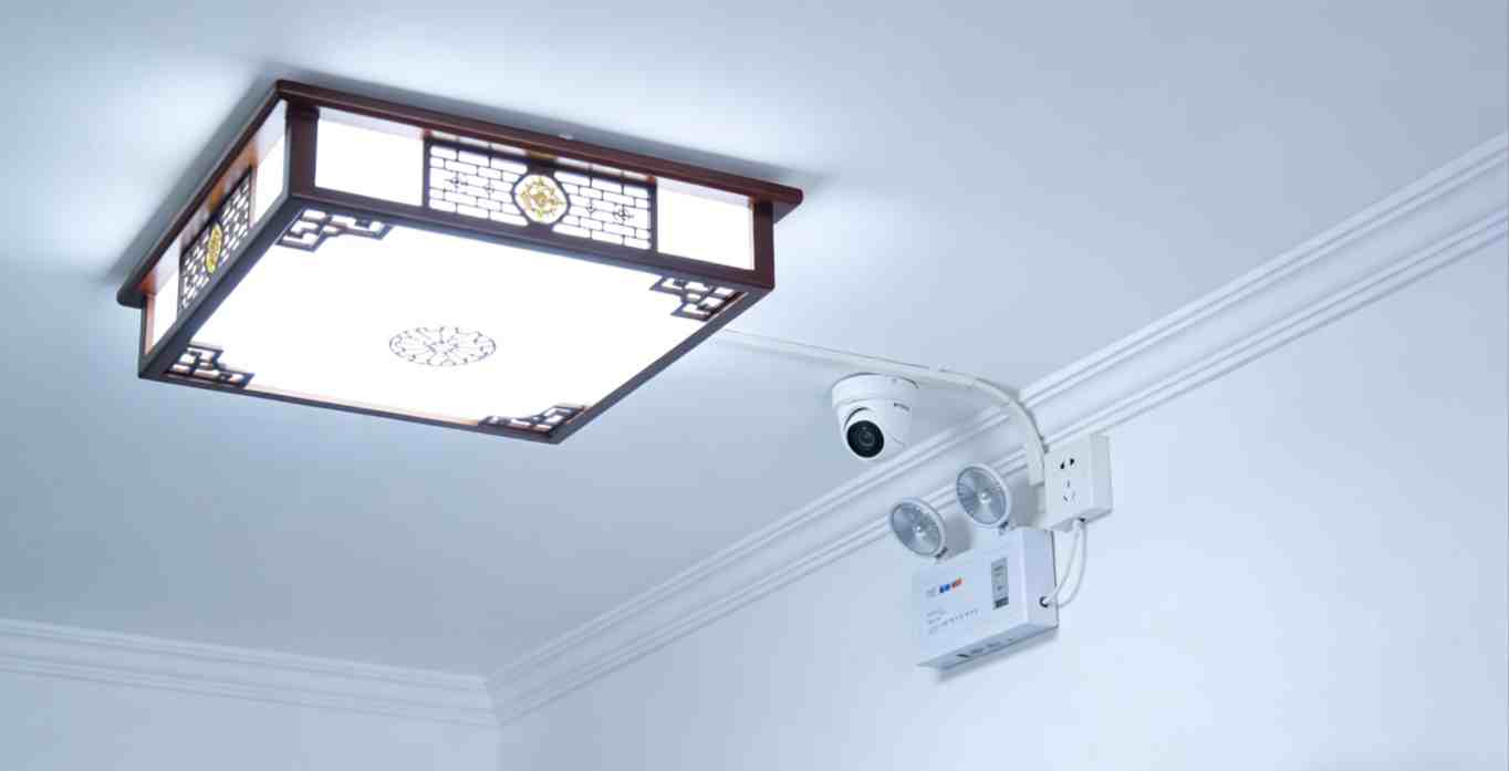 电工将控制器装入原有灯具底座