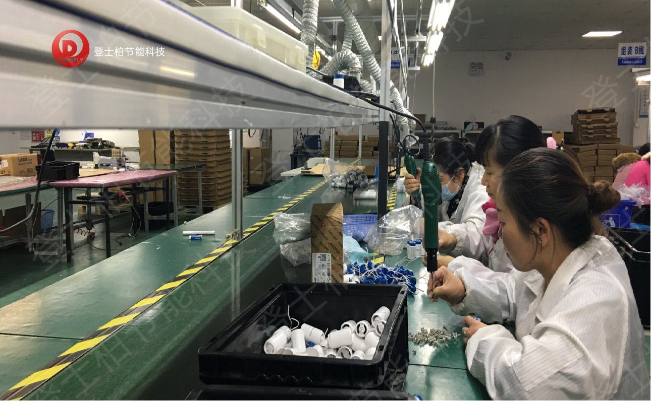 组装 8 线 · 工人电烙铁作业现场
