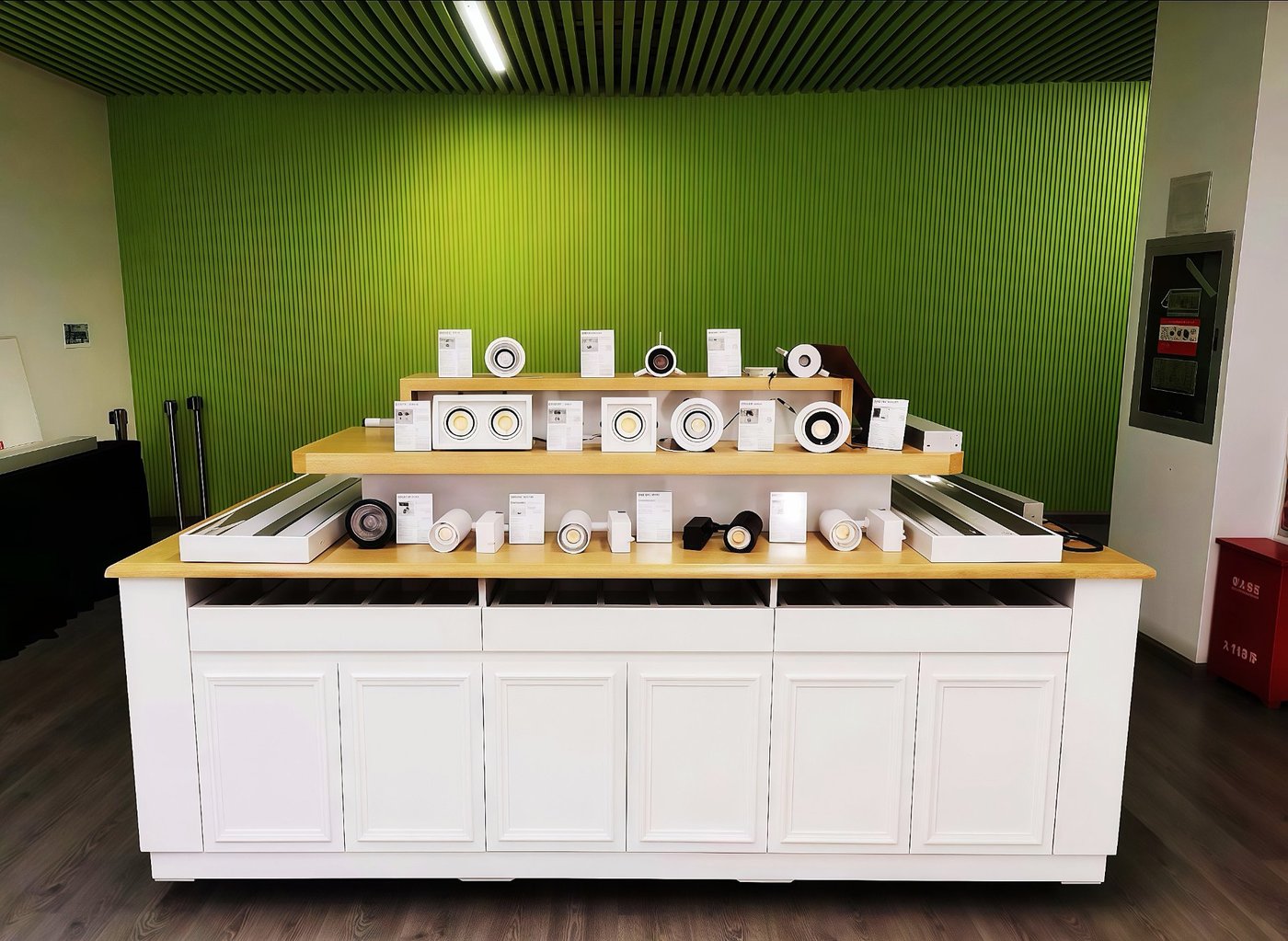 产品展厅 · 绿色背景墙灯具陈列