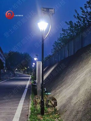 夜间太阳能路灯亮灯