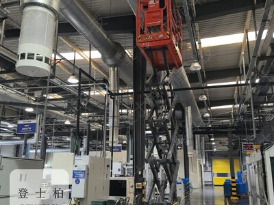 车间高空作业安装灯具